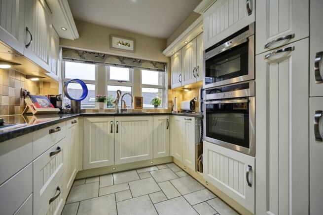 6 bed Detached for sale Image 5