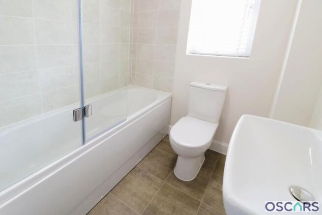 4 bed Detached to rent Image 3