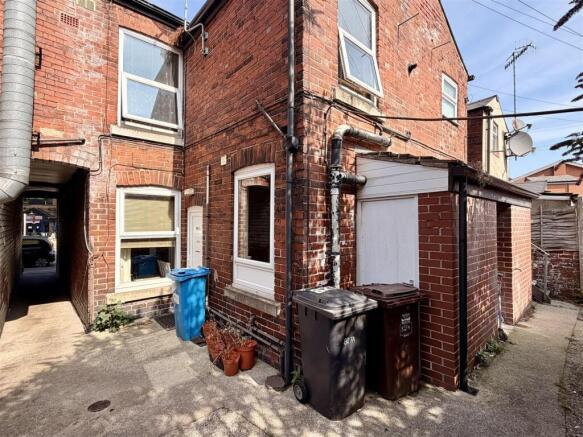 3 bed House to rent Image 11