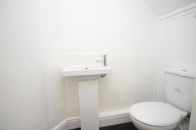 CLOAKROOM/ W.C.