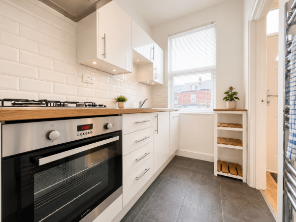 2 bed terraced house to rent Malcolm Road, London