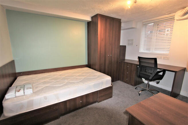 6 bed House to rent Image 9