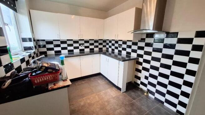 16 Thorpe Lane Austerlands OL4 3QW photo 4