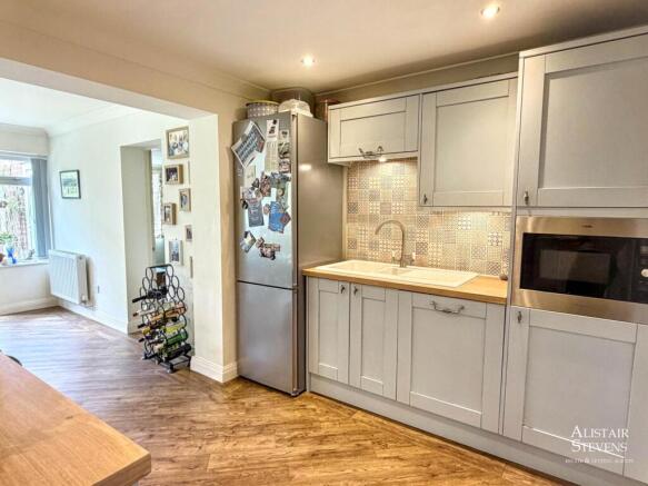 5 bed Detached for sale Image 11