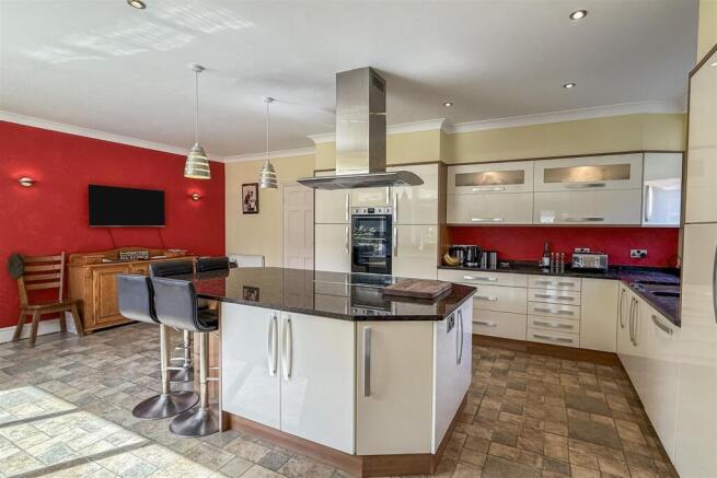 4 bed Detached for sale Image 12