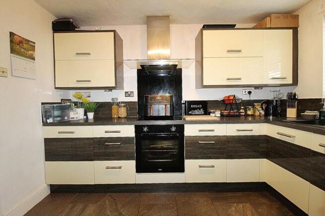 3 bed Semi-Detached for sale Image 6