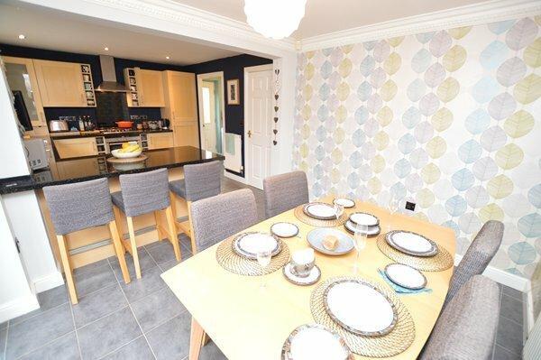 open plan dining/kitchen