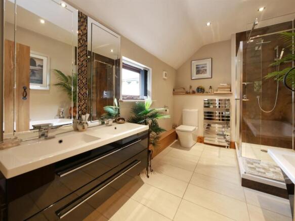 EN-SUITE BATHROOM