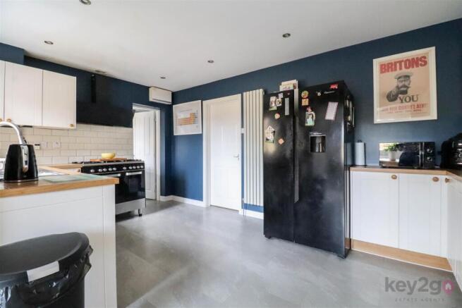 4 bed Detached for sale Image 8