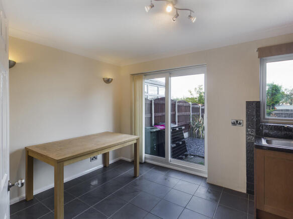 2 bed Semi-Detached to rent Image 4