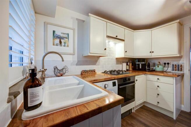 Kitchen_02.jpg