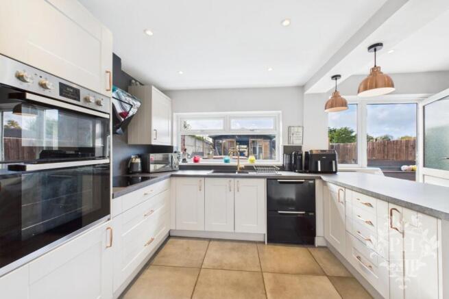5 bed Semi-Detached for sale Image 5