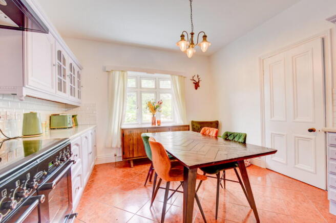 5 bed Detached for sale Image 10