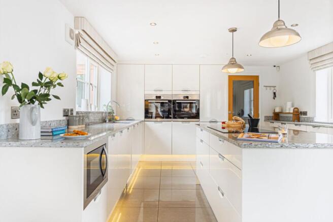 Light and bright contemporary kitchen