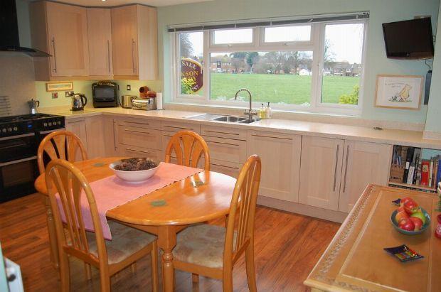 KITCHEN/DINING ROOM