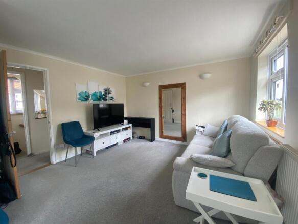 10 Lewins Ct - Lounge1.jpg