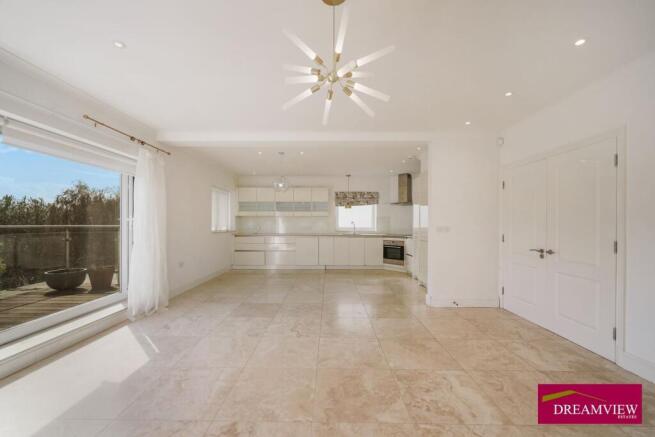 3 bed flat to rent The Vale, London NW11 8SG