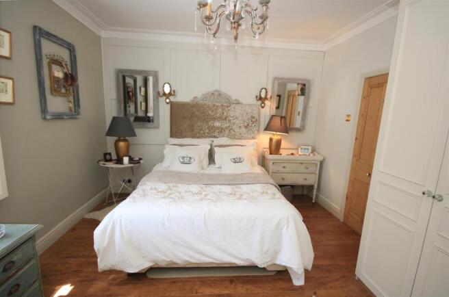 BEDROOM (FRONT)