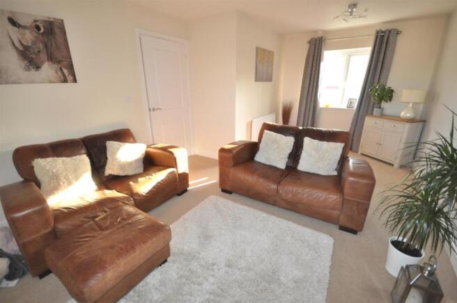 SITTING / DINING ROOM