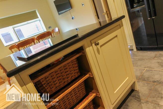 KITCHEN / DINER: