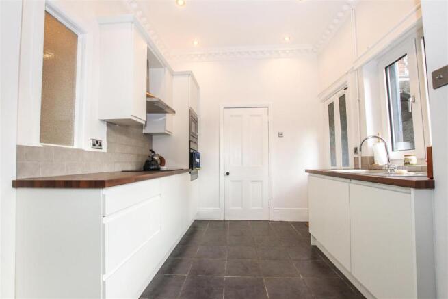 OPEN PLAN "L" SHAPED FITTED KITCHEN / DINER