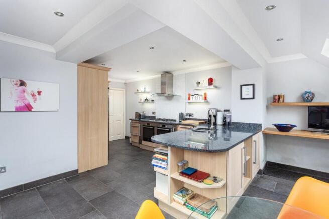 5 bed Detached for sale Image 8