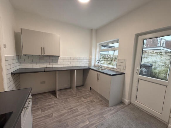 2 bed Terraced to rent Image 5