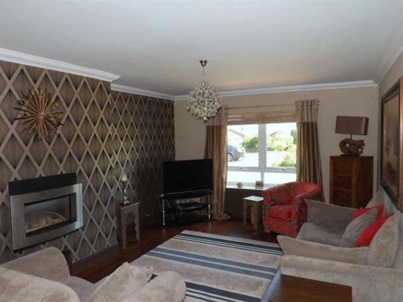 LOUNGE/DINING AREA