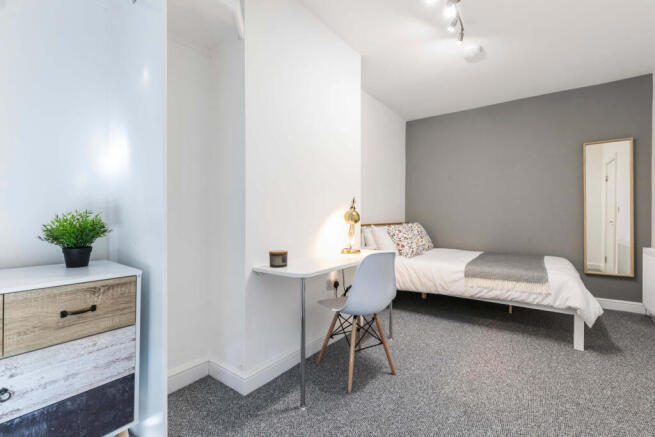 6 bed House to rent Image 9