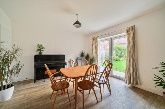 1370546-10-6900e9...