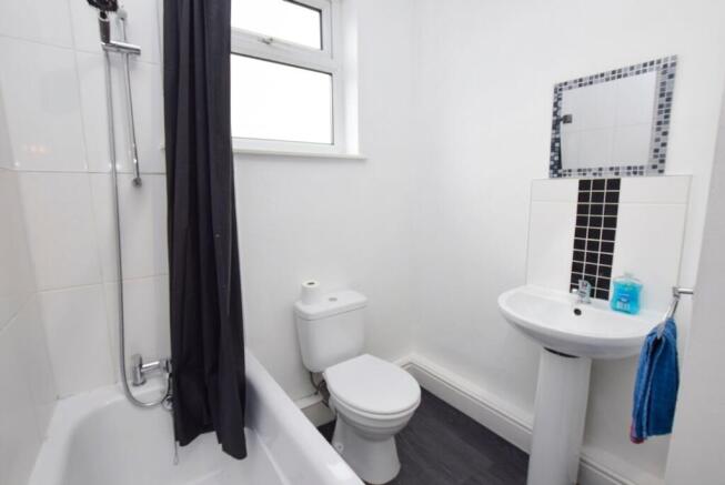 2 bed Semi-Detached to rent Image 8