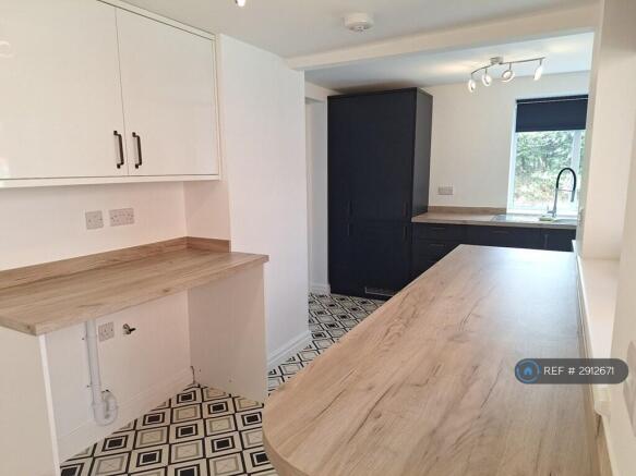 Utility & Counter / Breakfast Bar In White Gloss