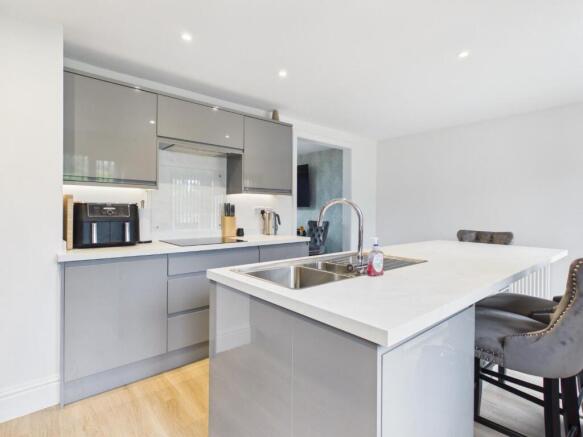 3 bed Semi-Detached for sale Image 8