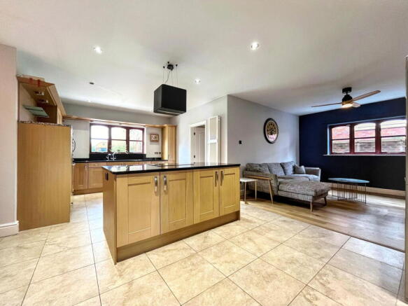 6 bed Detached for sale Image 7