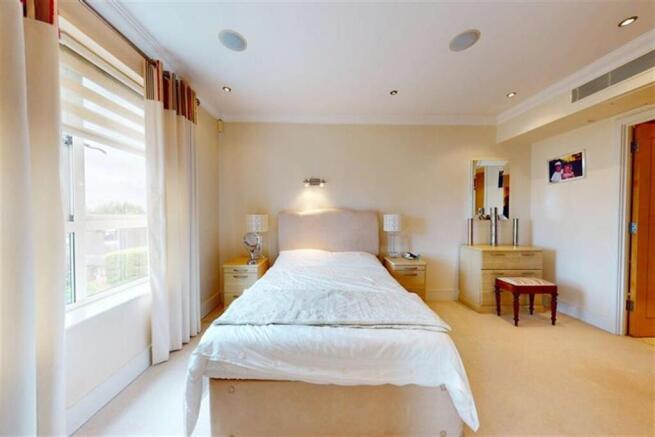 Roebuck Heights, North End, Buckhurst Hill, IG9 photo 4