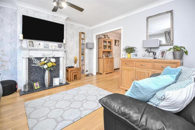 11 Midland Close Front Lounge (2).jpg