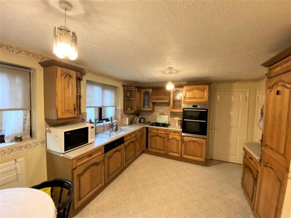 KITCHEN/BREAKFAST ROOM