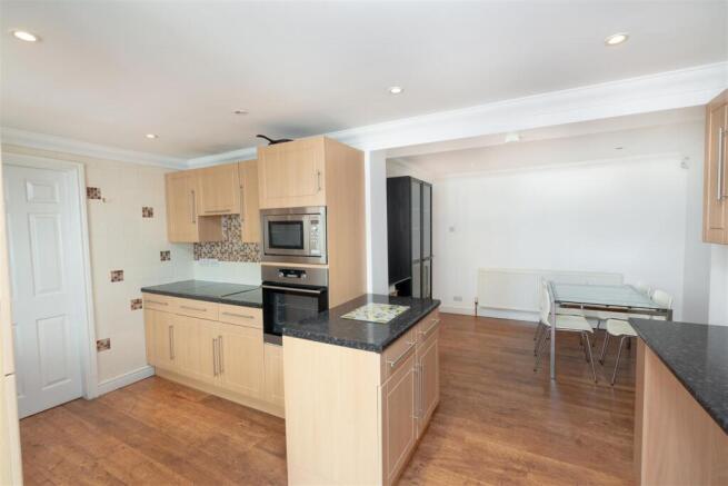 3 bed Semi-Detached for sale Image 6