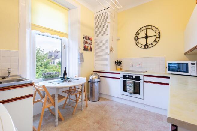 BREAKFASTING KITCHEN