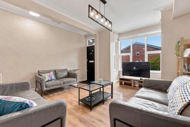 6 bed House to rent Image 2