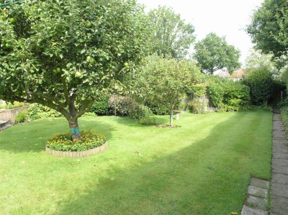 OUTSIDE - REAR GARDE