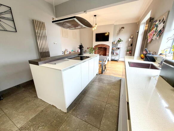5 bed Villa for sale Image 9