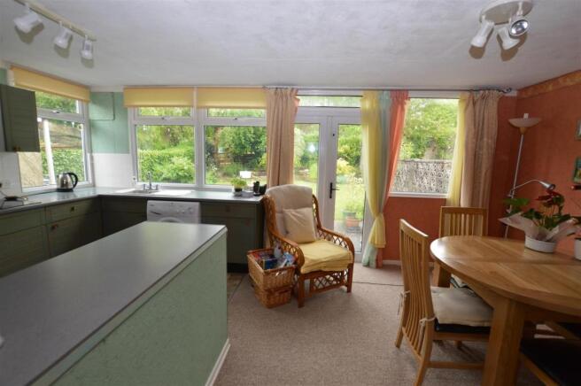 KITCHEN/DINING ROOM