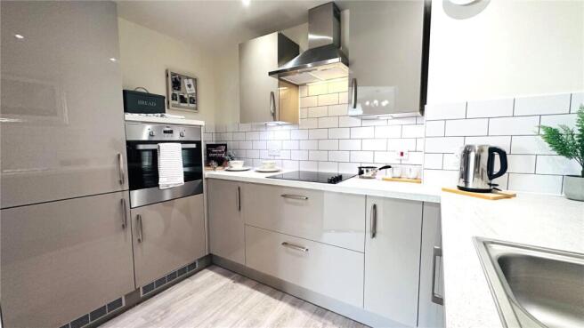 Thorpe Road, Staines-upon-Thames, Surrey, TW18 photo 5