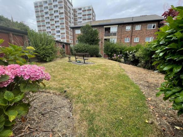 2 bed Flat to rent Image 9