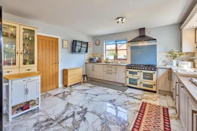4 bed Detached for sale Image 10