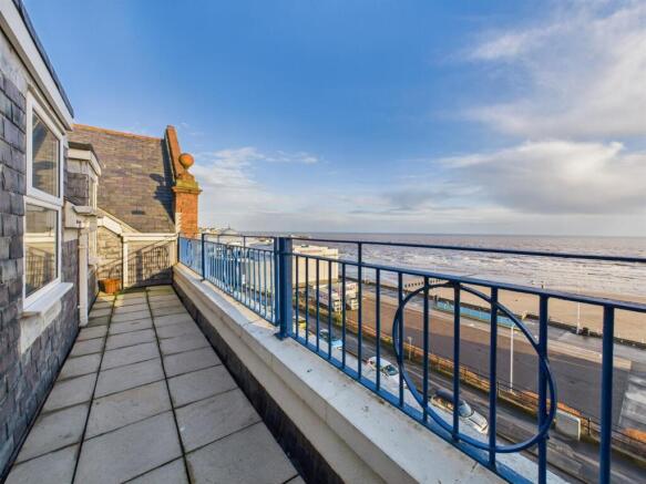 2 bed Flat for sale Image 5