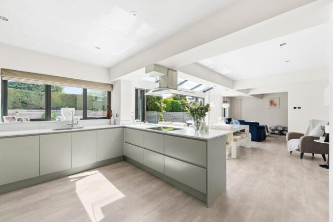 4 bed Detached for sale Image 8