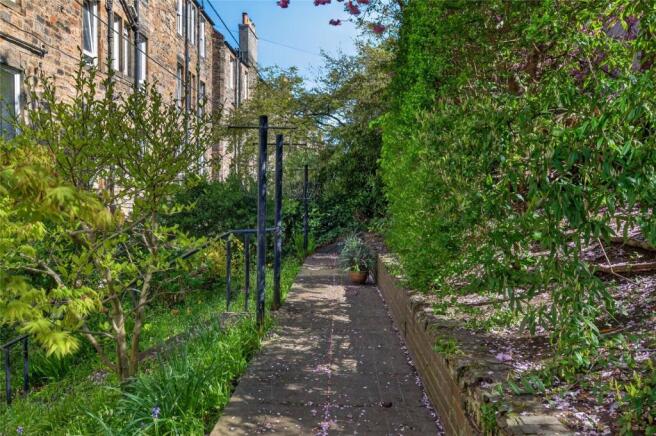 24/8 Broughton Road