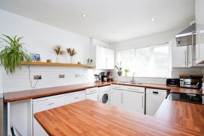 Kitchen / Dining Area
